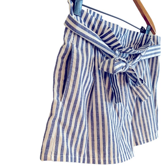 LoveTree Paperbag Waisted Linen Shorts - Picture 2 of 4